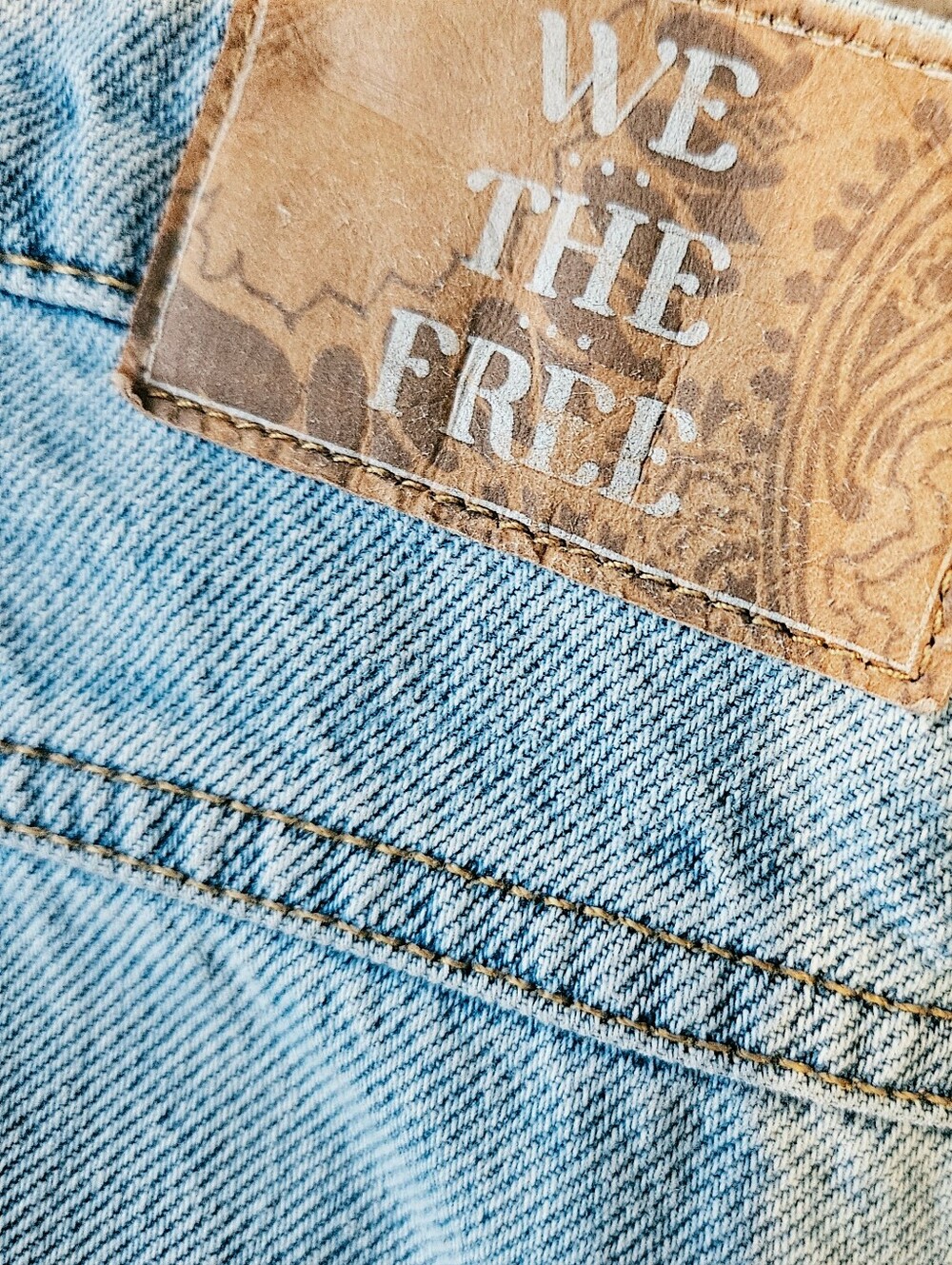 We The Free Size 33 Light Wash Denim Bermuda Shorts Jorts Raw Hem Button Fly - Picture 5 of 5